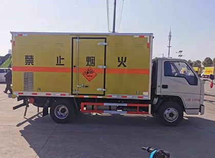 西畴爆破器材运输车工人安全操作规范与智能技术保障